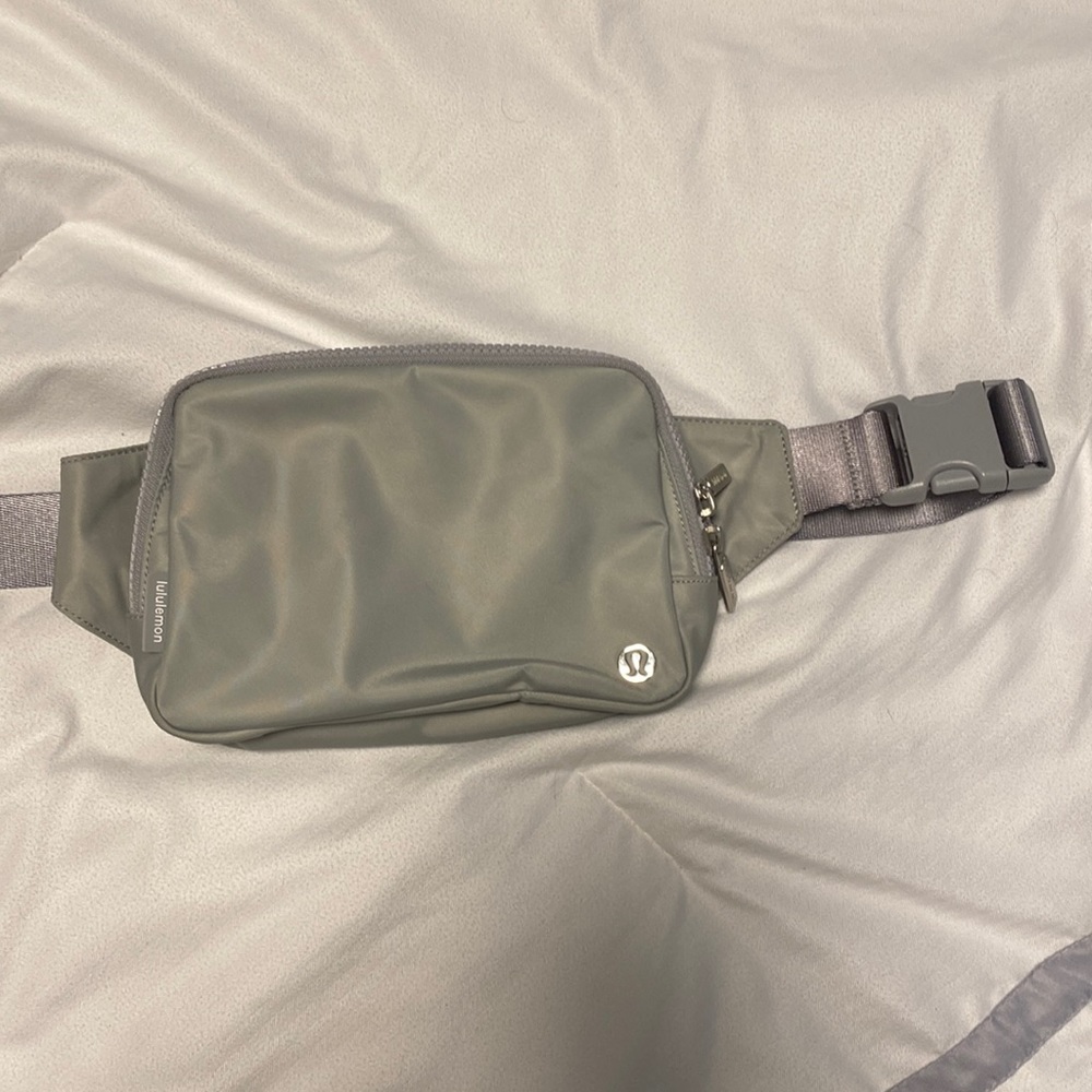 Everywhere Belt Bag Large. color- Silver Drop
